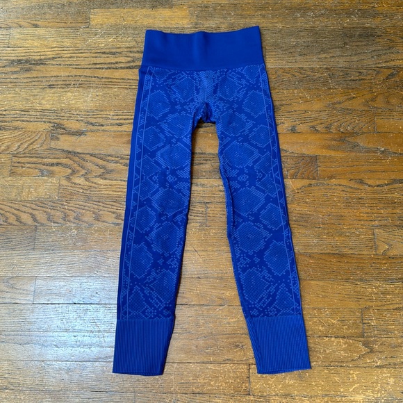 lululemon athletica Pants - Womens Lululemon Ebb to Street leggings. Size 4